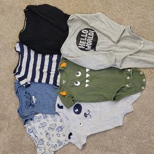 Bundle of onesies size 12 months